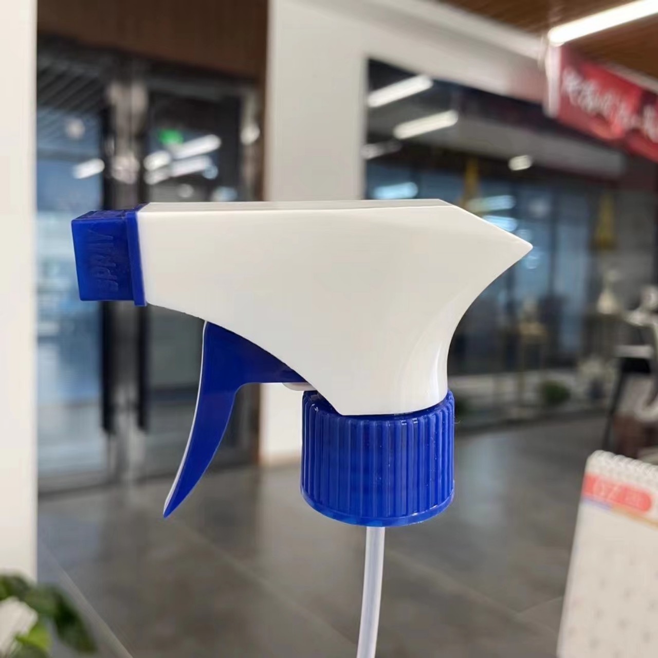 Vòi xịt kính phi 28 trắng xanh - Nhựa Feliz Plastic - Công Ty TNHH Feliz Plastic Việt Nam